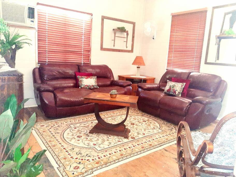 Rosewood Cottage -Entire 2 bedroom home with Netflix & WiFi