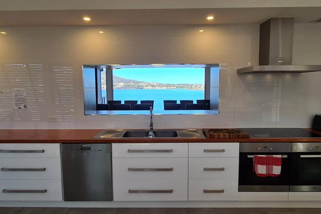 AMAZING 5-Star WATERFRONT RETREAT ON THE RIVERWALK