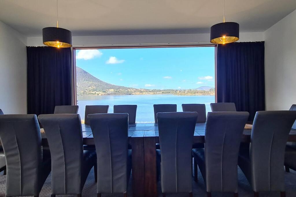AMAZING 5-Star WATERFRONT RETREAT ON THE RIVERWALK