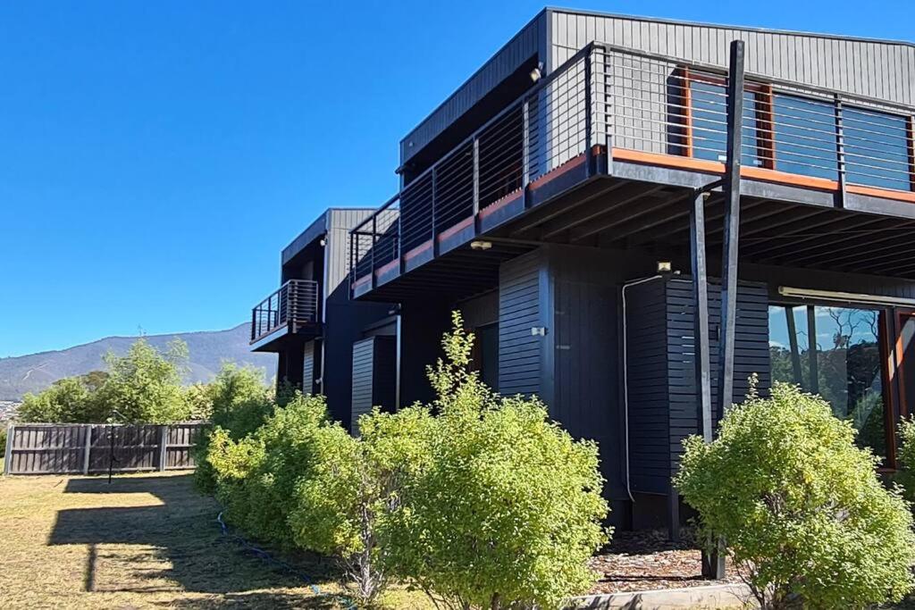 AMAZING 5-Star WATERFRONT RETREAT ON THE RIVERWALK