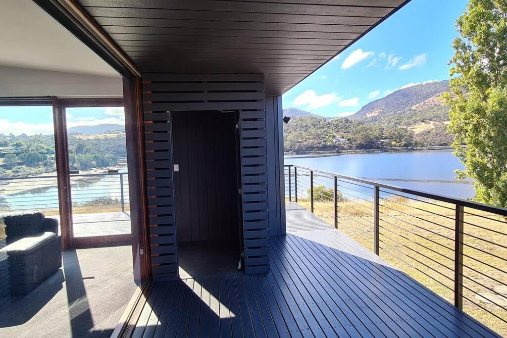 AMAZING 5-Star WATERFRONT RETREAT ON THE RIVERWALK