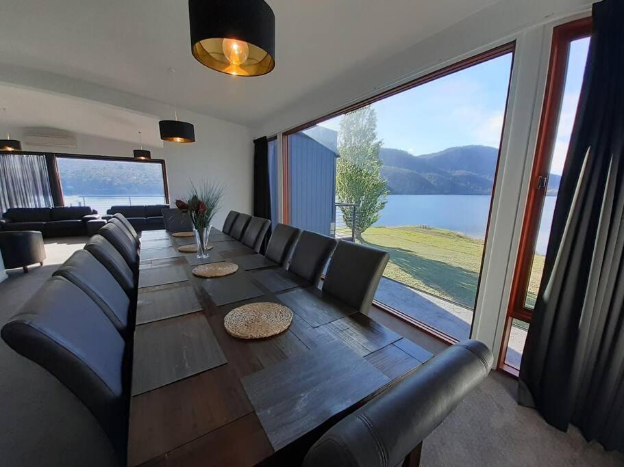 AMAZING 5-Star WATERFRONT RETREAT ON THE RIVERWALK