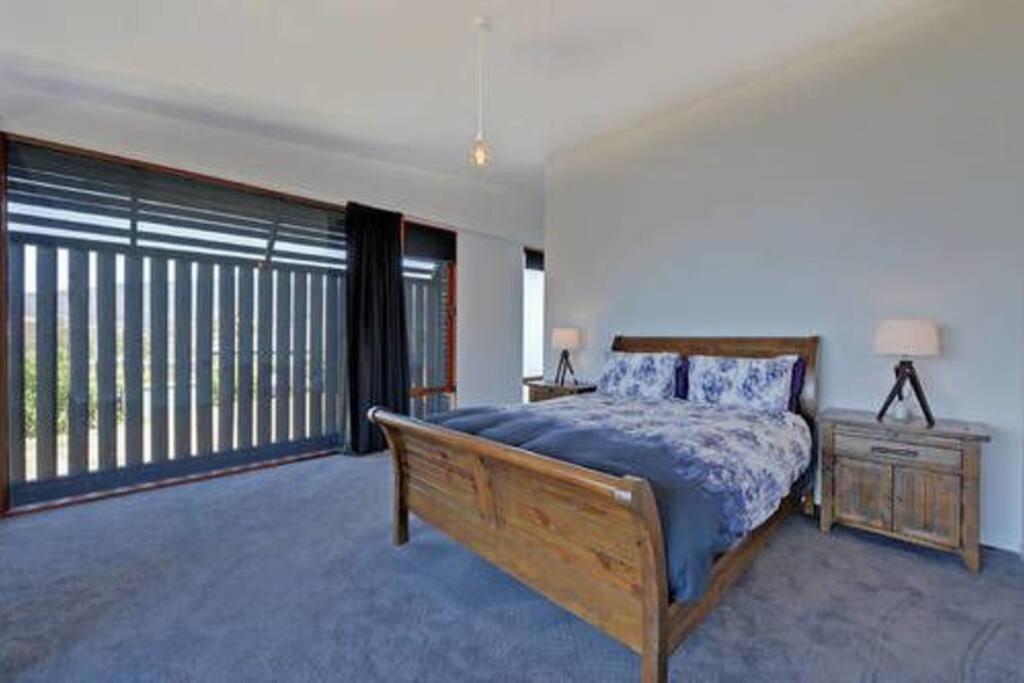 AMAZING 5-Star WATERFRONT RETREAT ON THE RIVERWALK