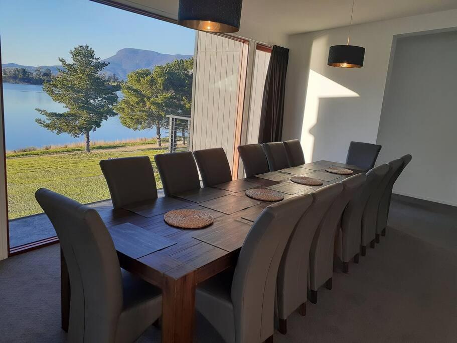 AMAZING 5-Star WATERFRONT RETREAT ON THE RIVERWALK