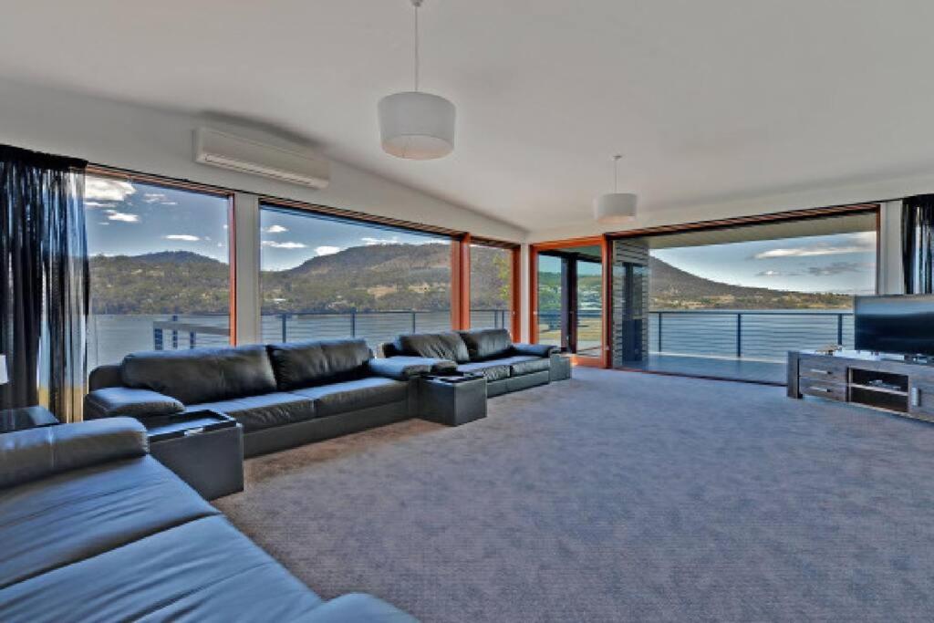 AMAZING 5-Star WATERFRONT RETREAT ON THE RIVERWALK