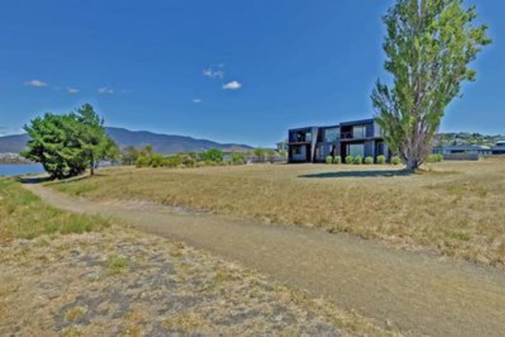 AMAZING 5-Star WATERFRONT RETREAT ON THE RIVERWALK