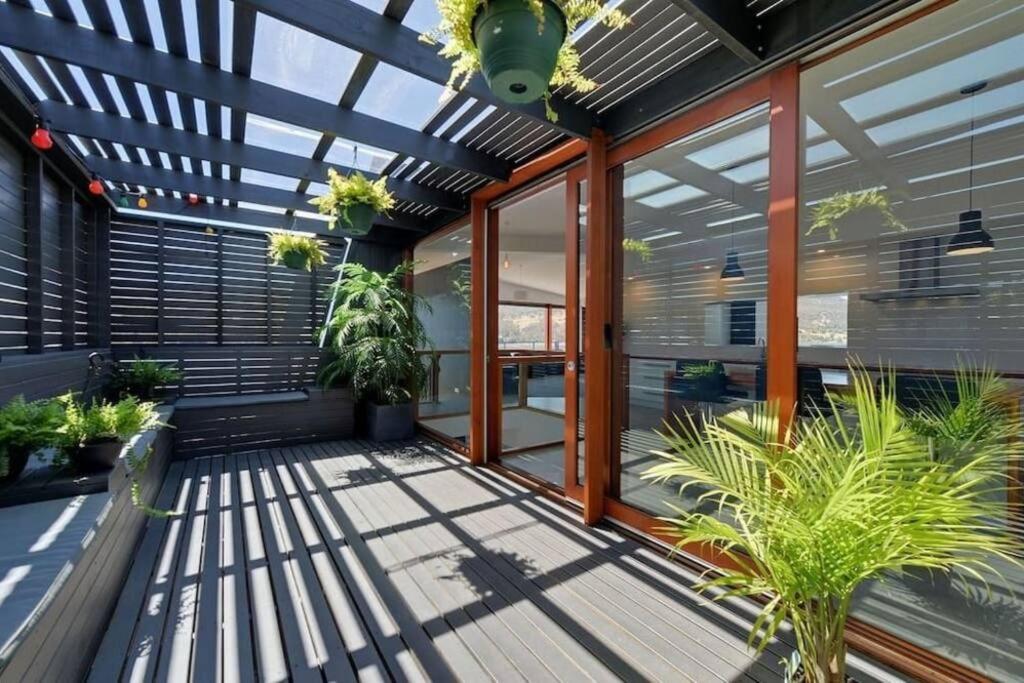 AMAZING 5-Star WATERFRONT RETREAT ON THE RIVERWALK