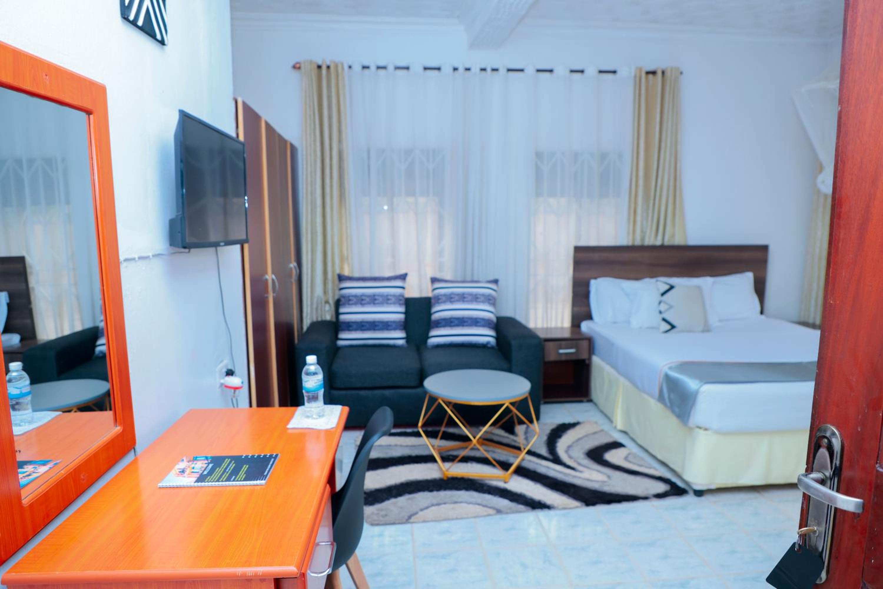 Romalo Hotel & Apartments