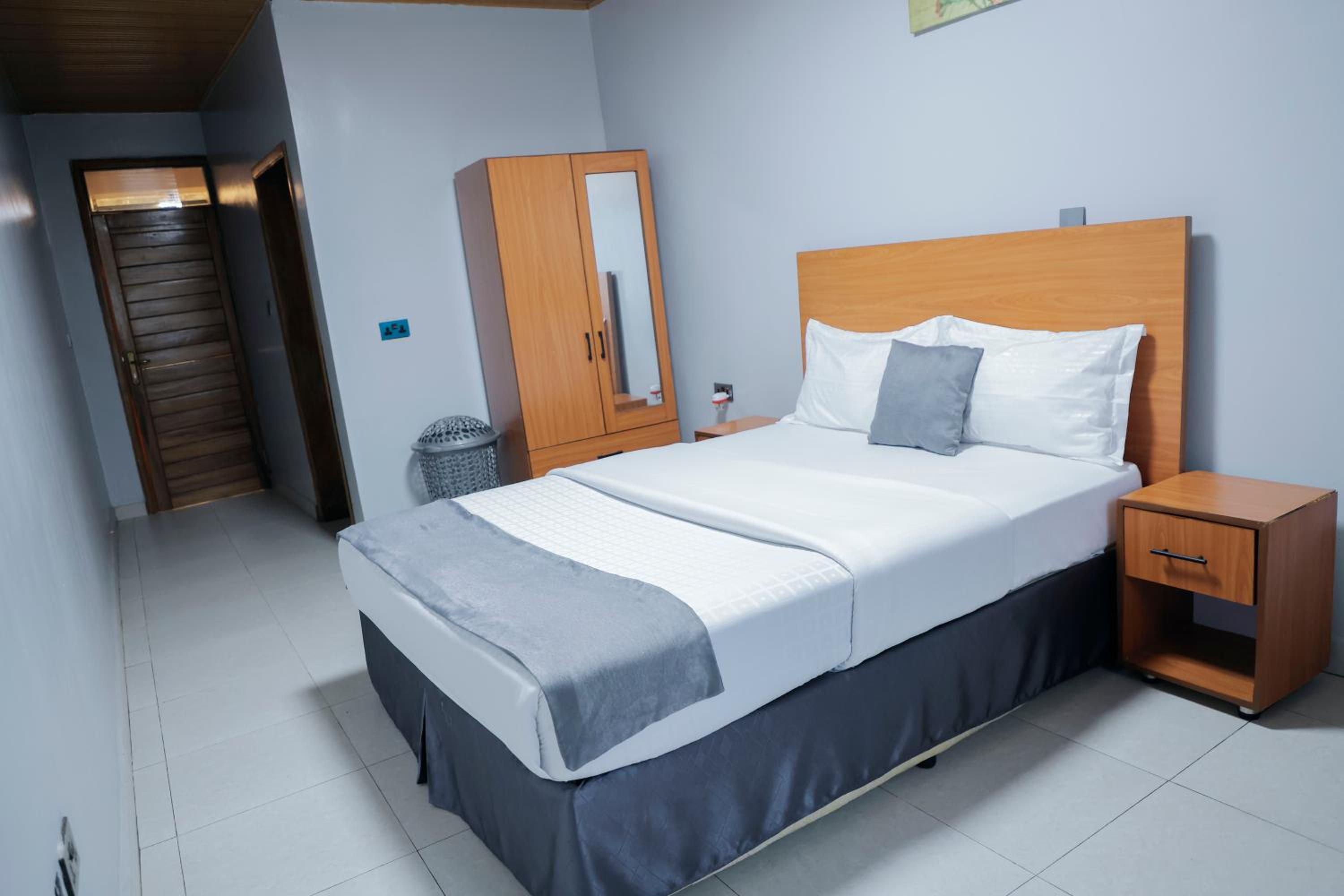 Romalo Hotel & Apartments