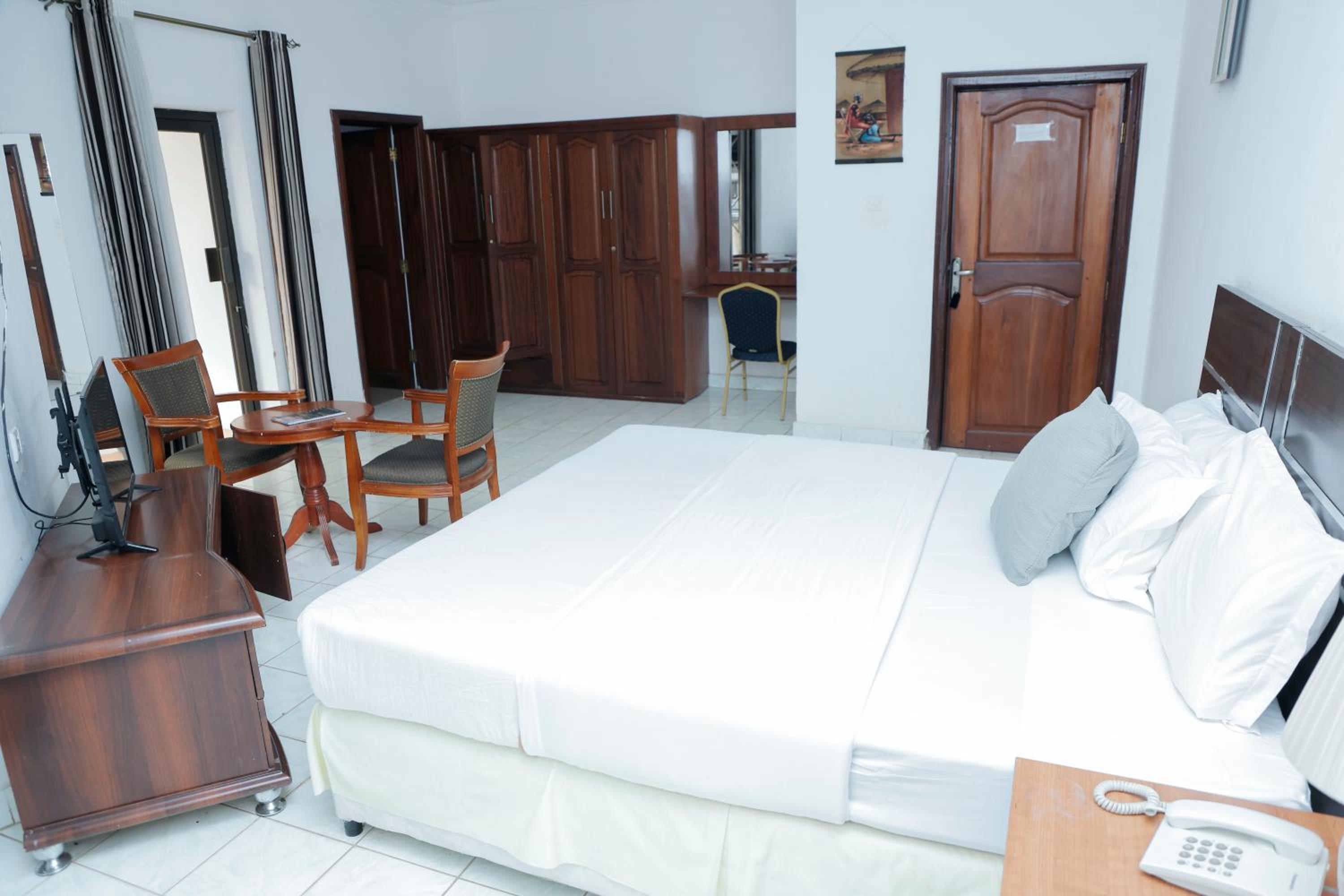 Romalo Hotel & Apartments