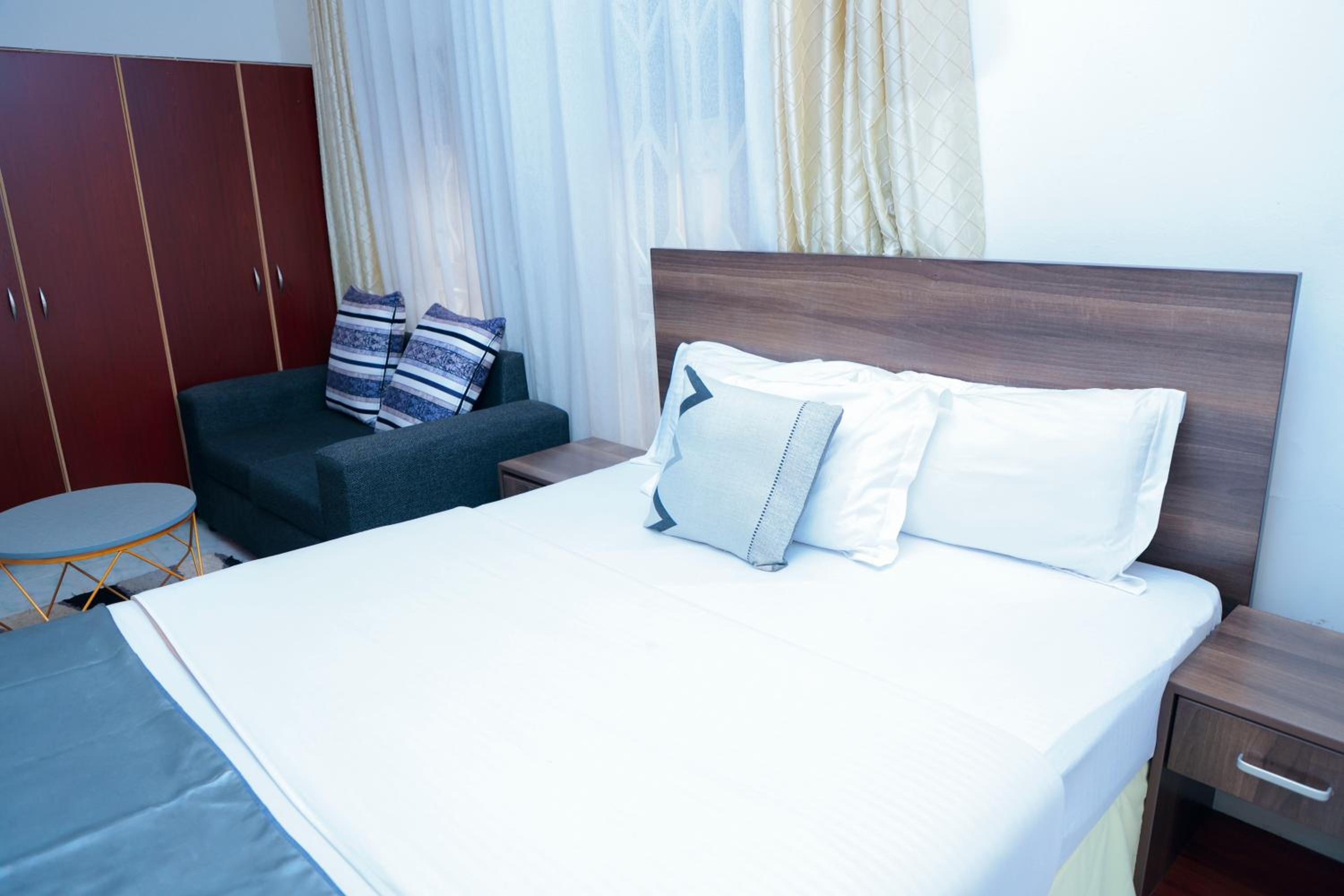Romalo Hotel & Apartments