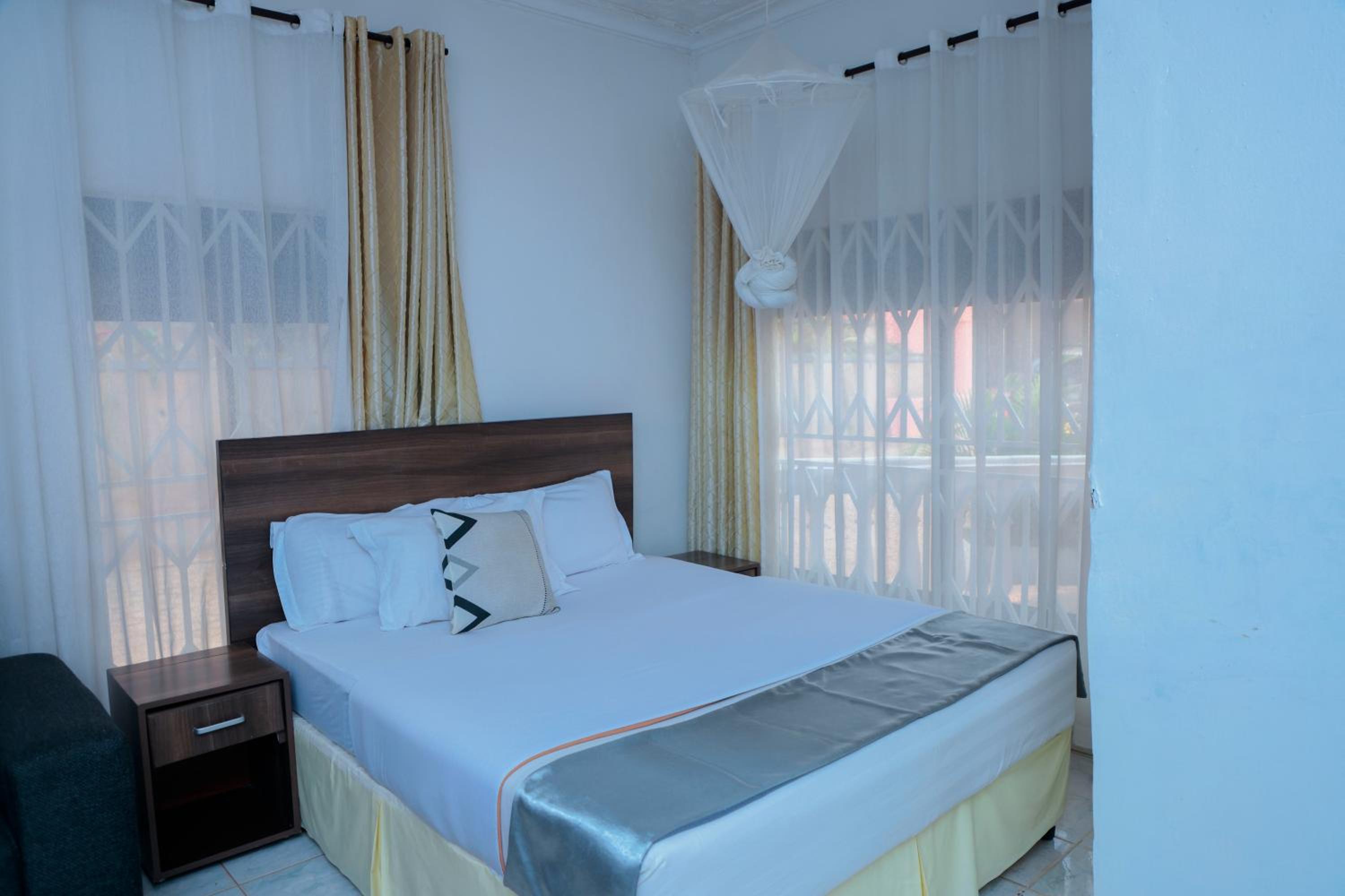 Romalo Hotel & Apartments
