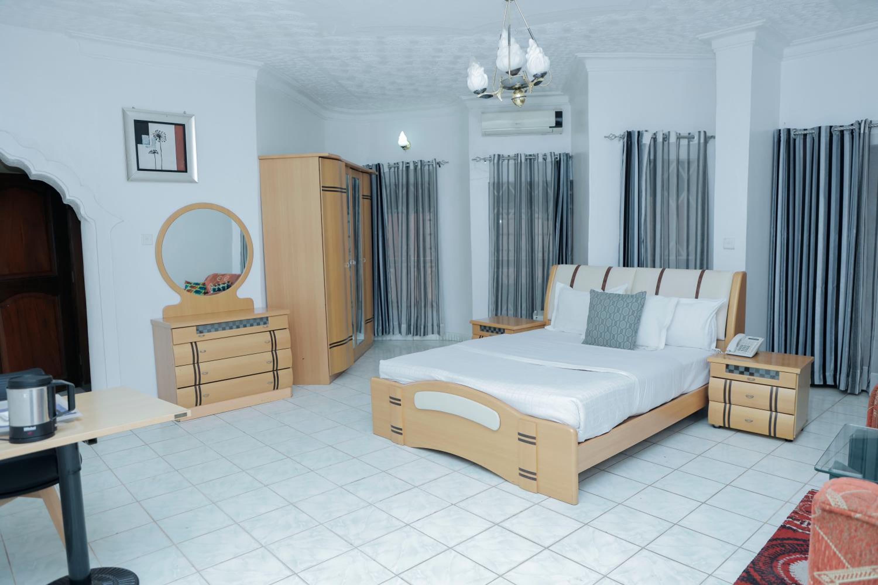 Romalo Hotel & Apartments