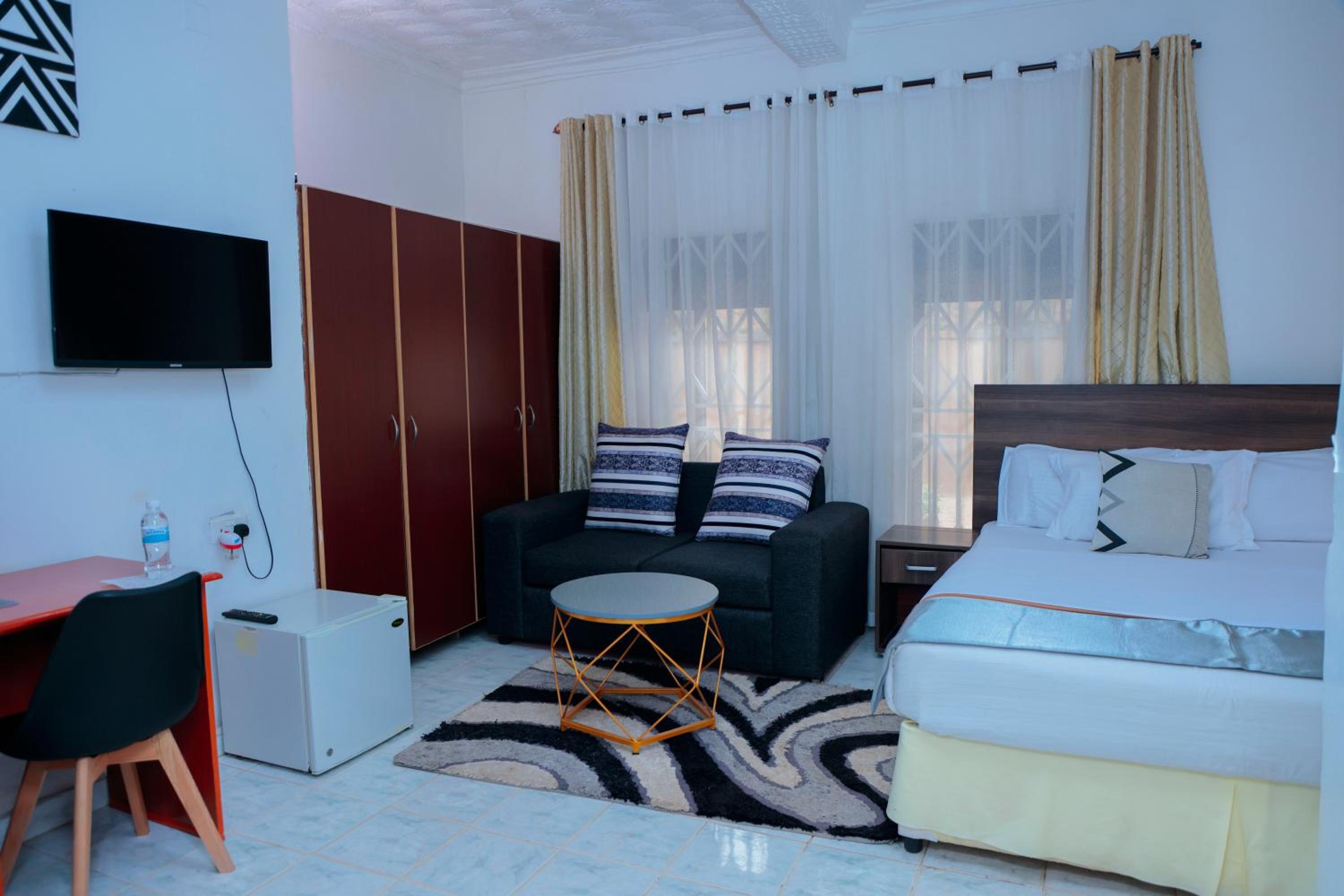 Romalo Hotel & Apartments