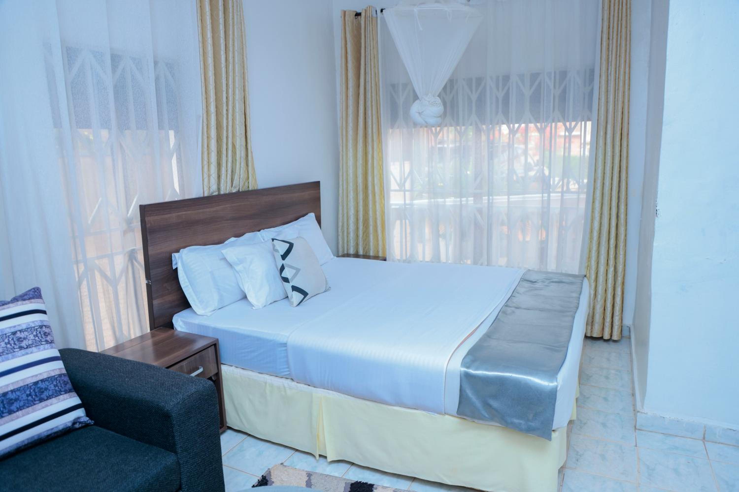 Romalo Hotel & Apartments