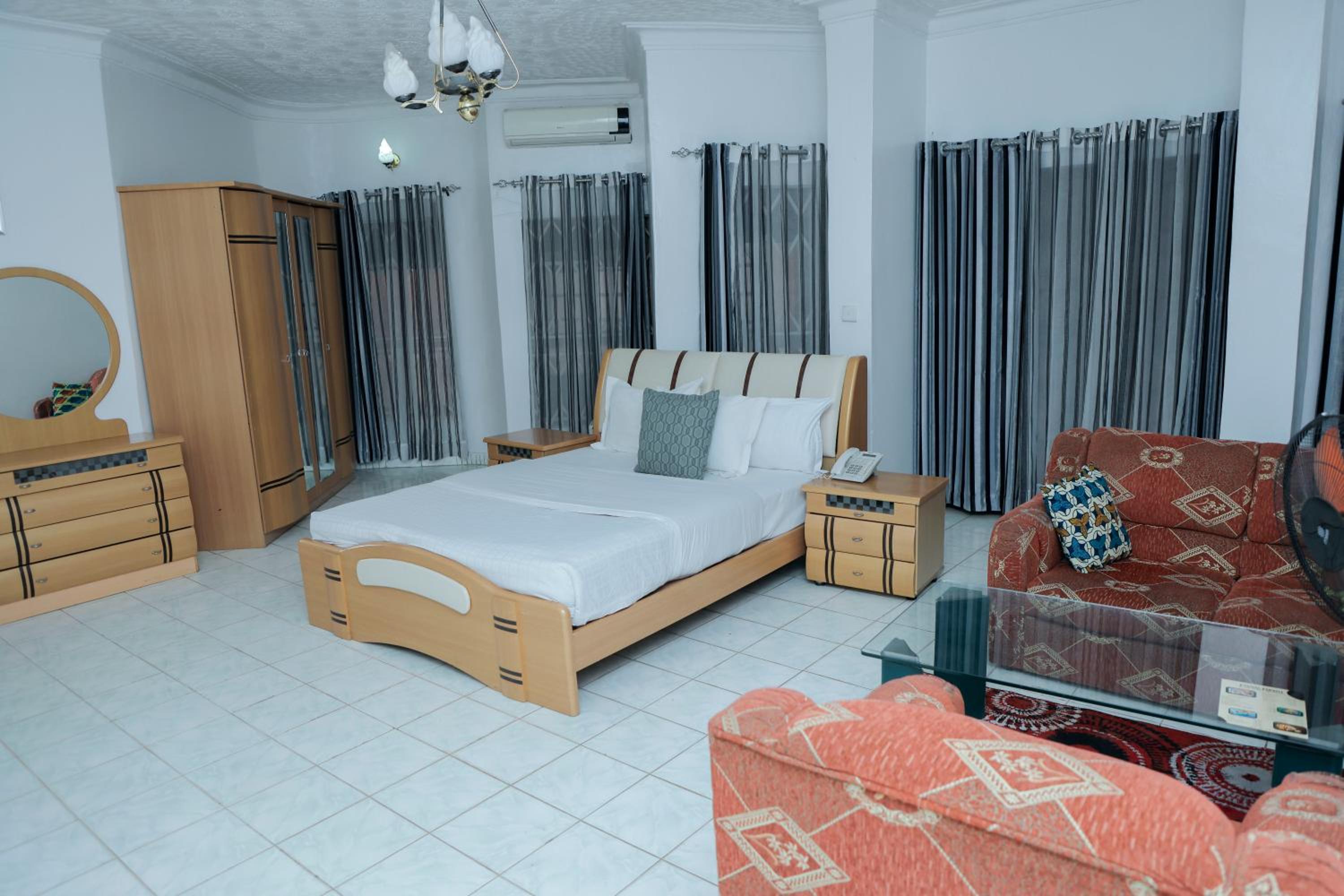 Romalo Hotel & Apartments