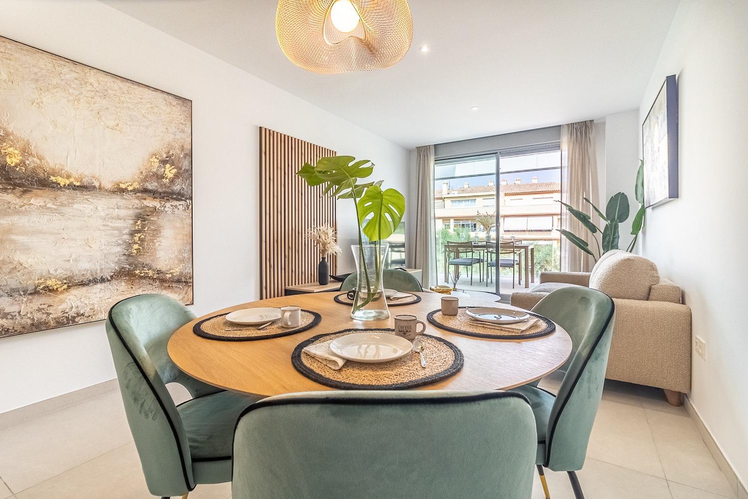 Luxury beachside apartment in Elviria RDR401 view 2