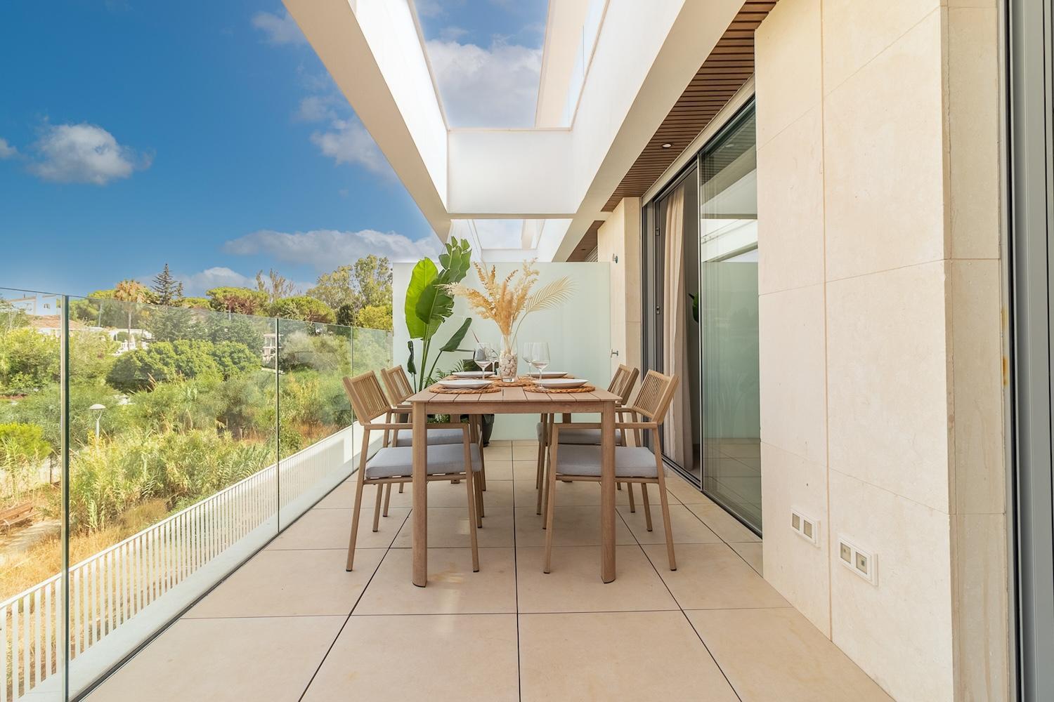Luxury beachside apartment in Elviria RDR401 view 3
