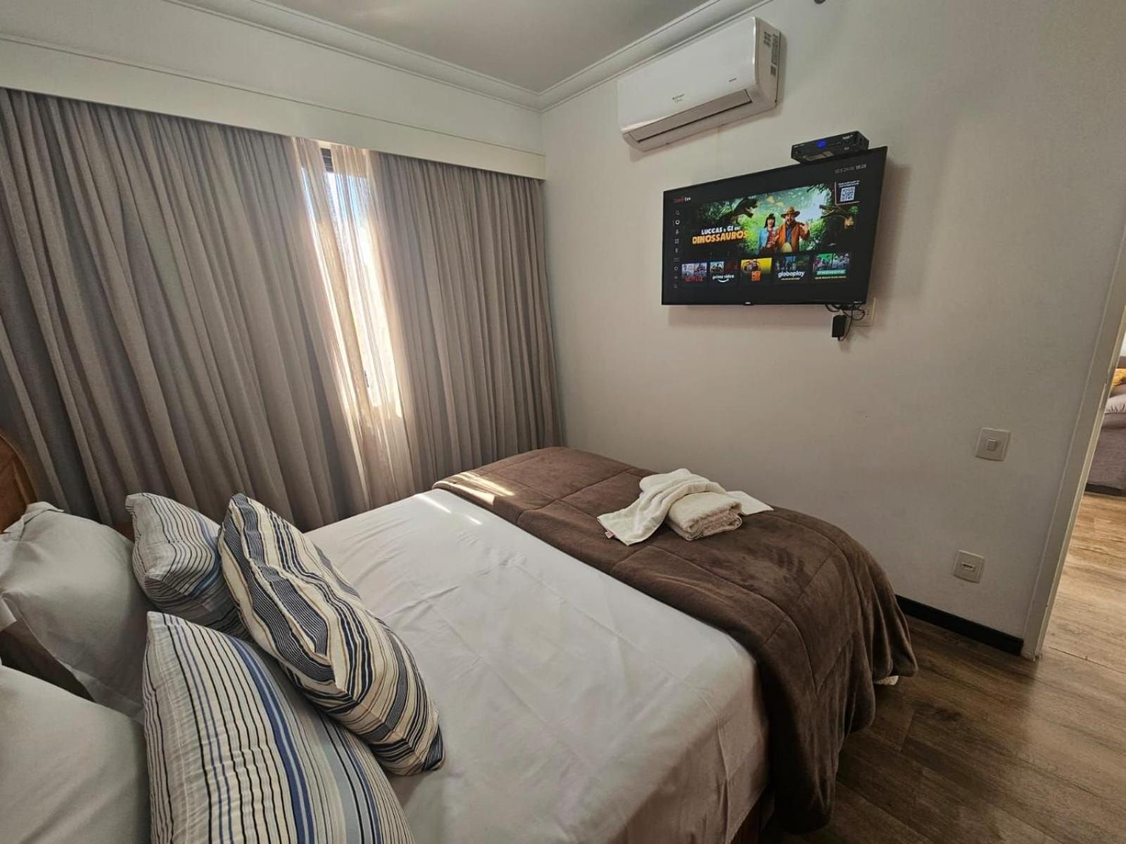 Flat Hotel The Palace com quarto sala e cozinha