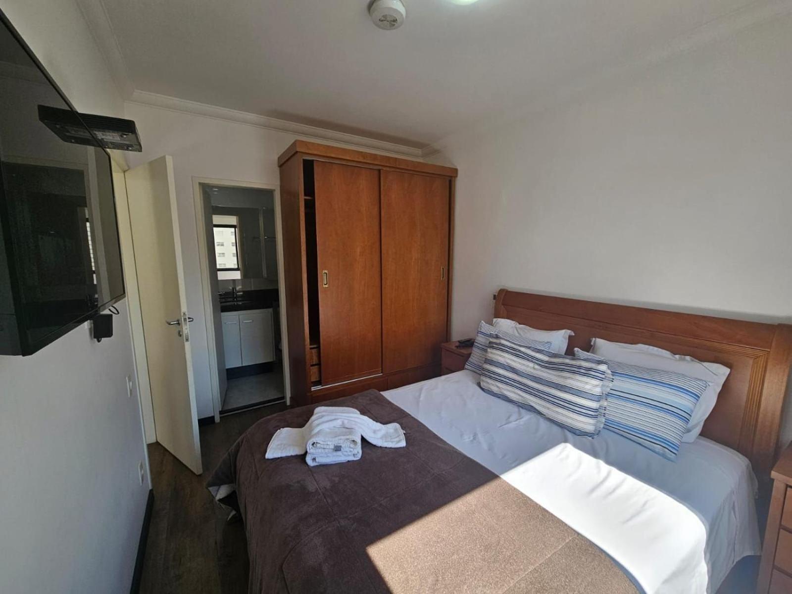 Flat Hotel The Palace com quarto sala e cozinha