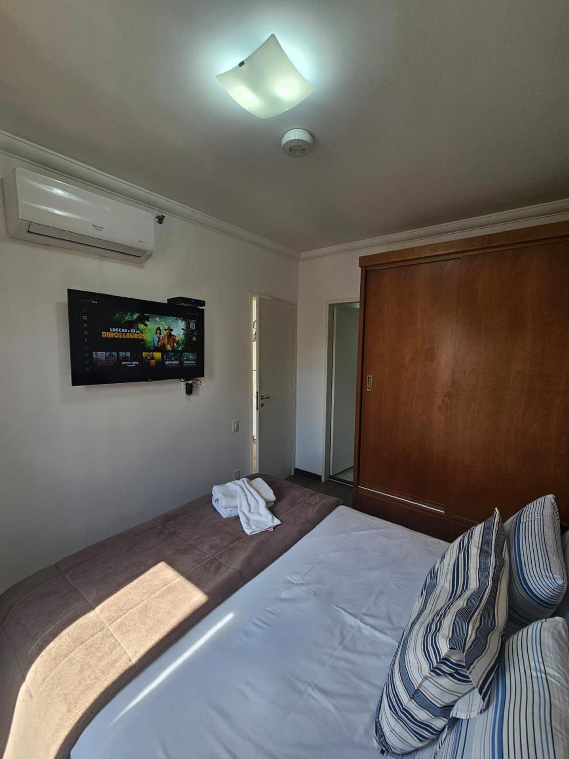 Flat Hotel The Palace com quarto sala e cozinha