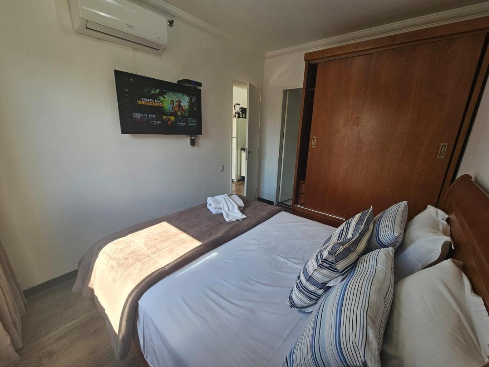 Flat Hotel The Palace com quarto sala e cozinha