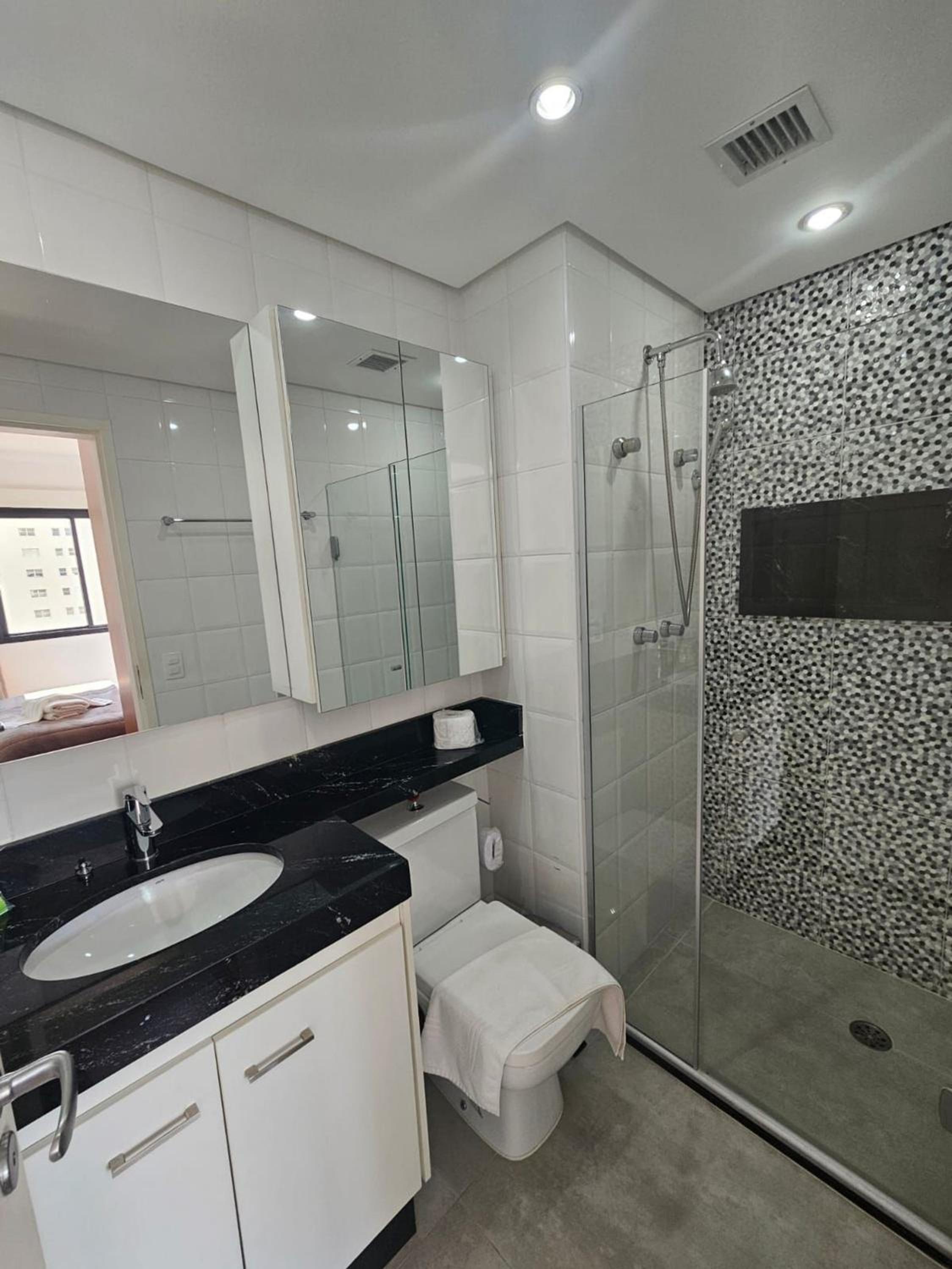 Flat Hotel The Palace com quarto sala e cozinha