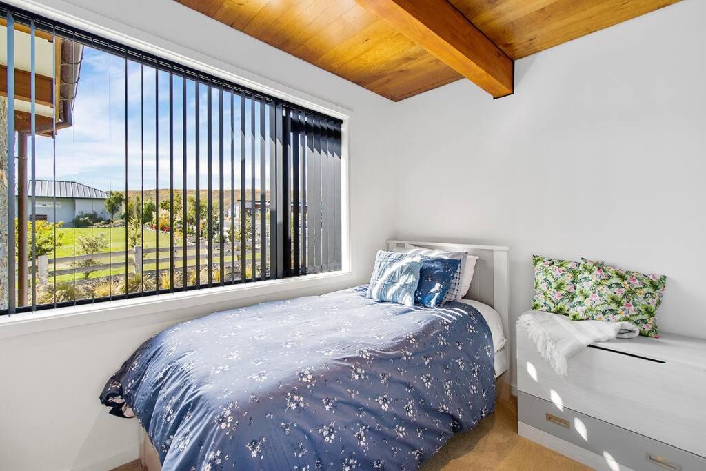 House in Lake Tekapo with breathtaking views of the lake view 4