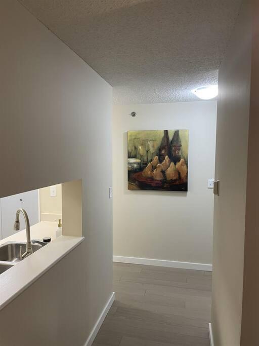 Chris Cozy Condo Commonwealth #107 Edmonton