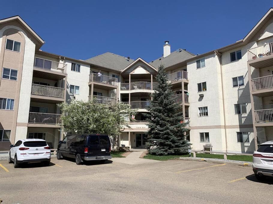 Chris Cozy Condo Commonwealth #107 Edmonton
