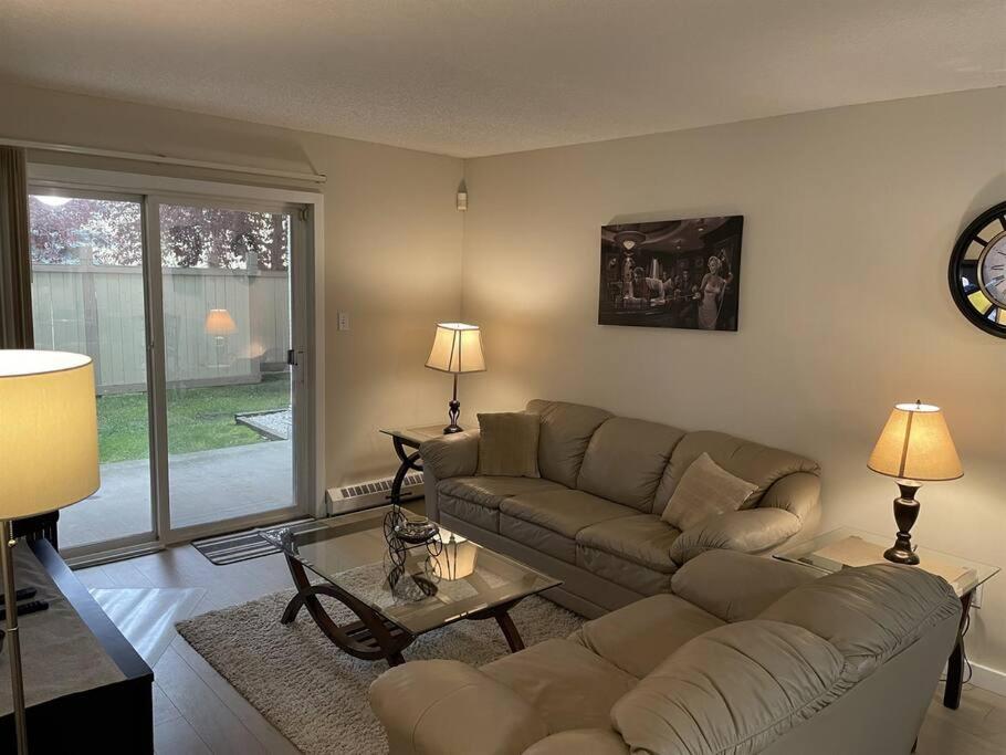 Chris Cozy Condo Commonwealth #107 Edmonton