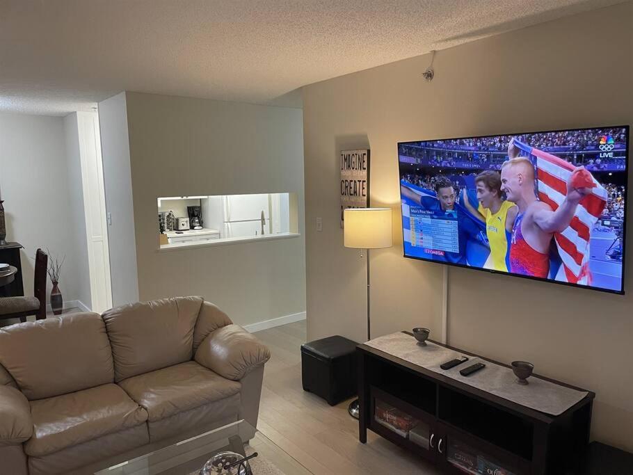 Chris Cozy Condo Commonwealth #107 Edmonton