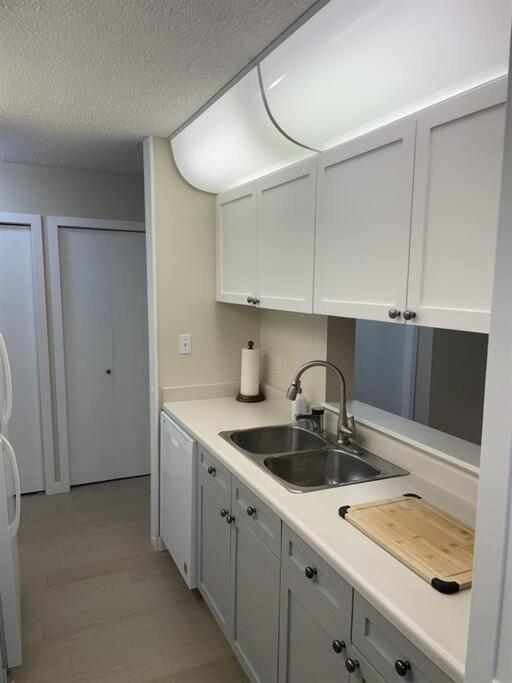 Chris Cozy Condo Commonwealth #107 Edmonton