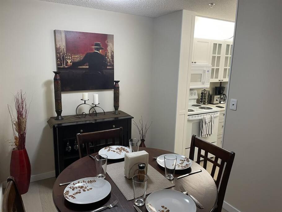 Chris Cozy Condo Commonwealth #107 Edmonton