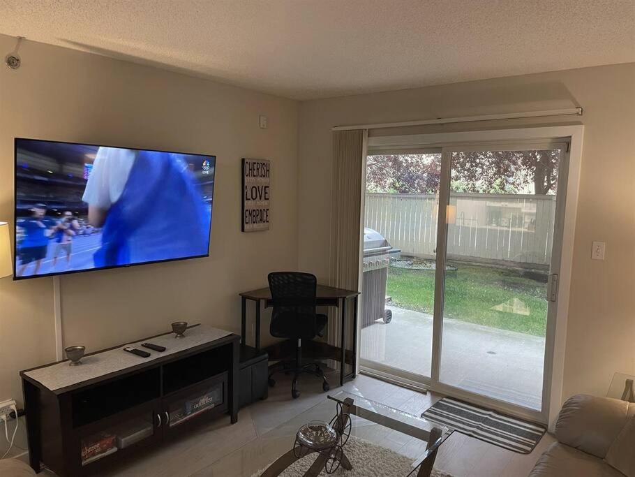Chris Cozy Condo Commonwealth #107 Edmonton