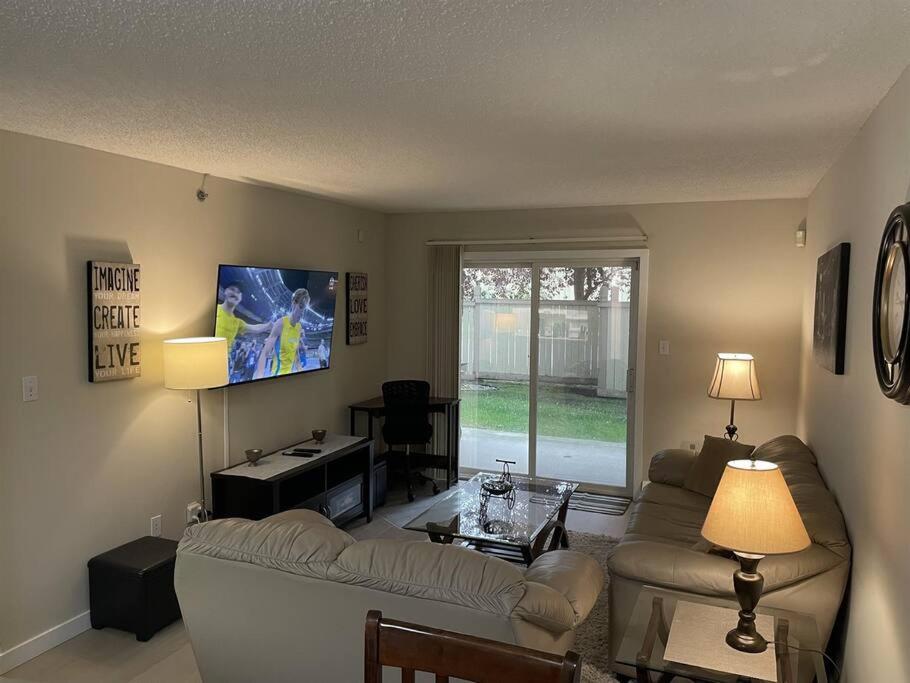 Chris Cozy Condo Commonwealth #107 Edmonton