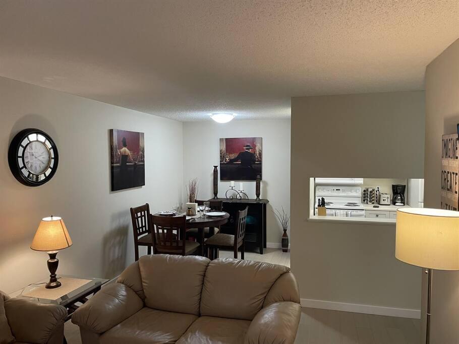 Chris Cozy Condo Commonwealth #107 Edmonton