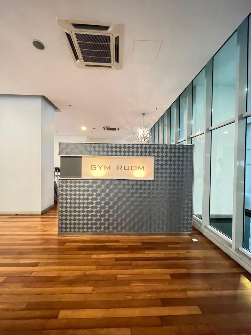 REGALIA RESIDENCE,SKY POOL home stay
