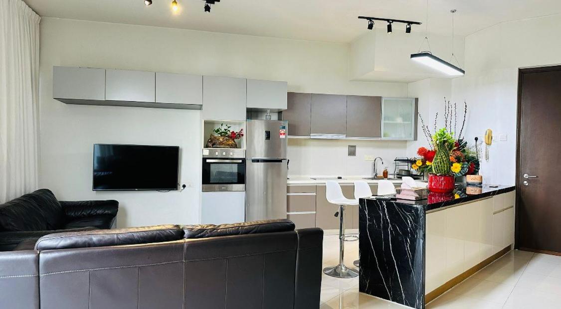 REGALIA RESIDENCE,SKY POOL home stay