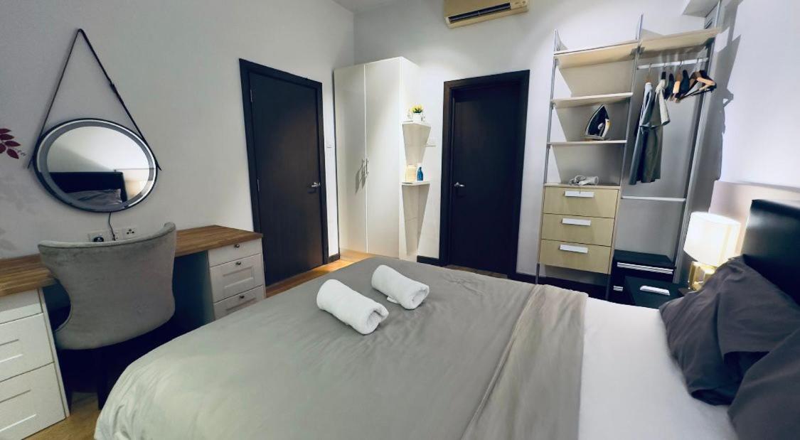 REGALIA RESIDENCE,SKY POOL home stay