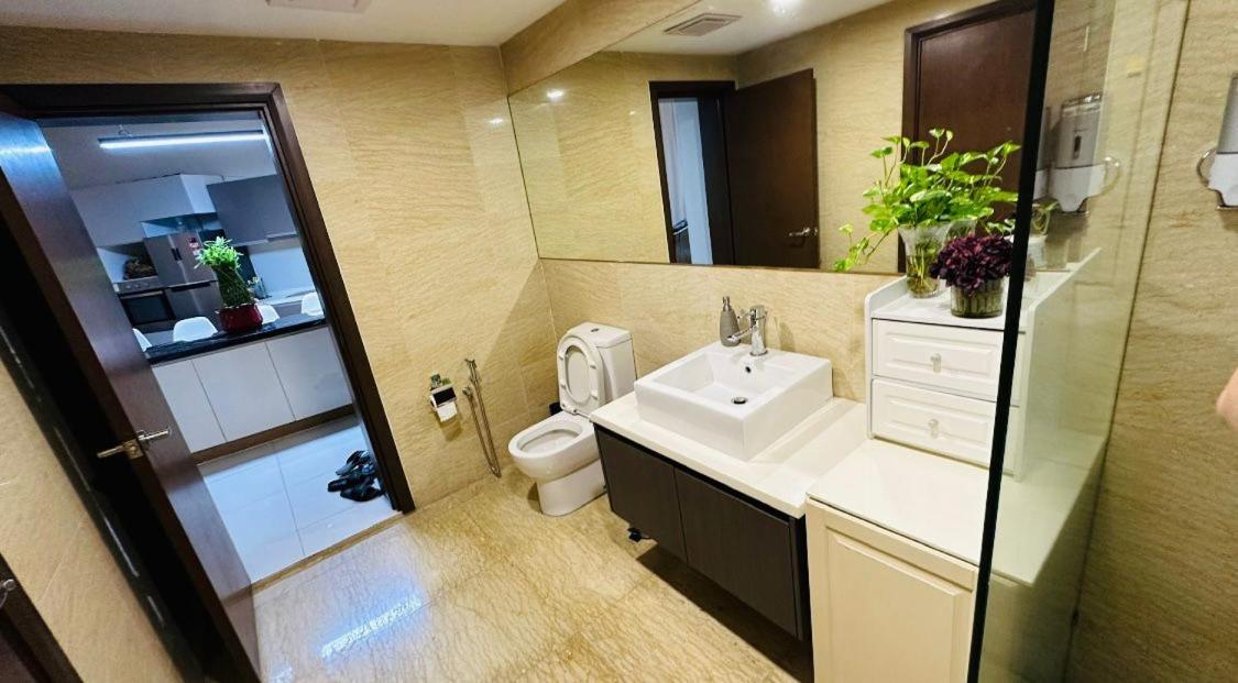 REGALIA RESIDENCE,SKY POOL home stay
