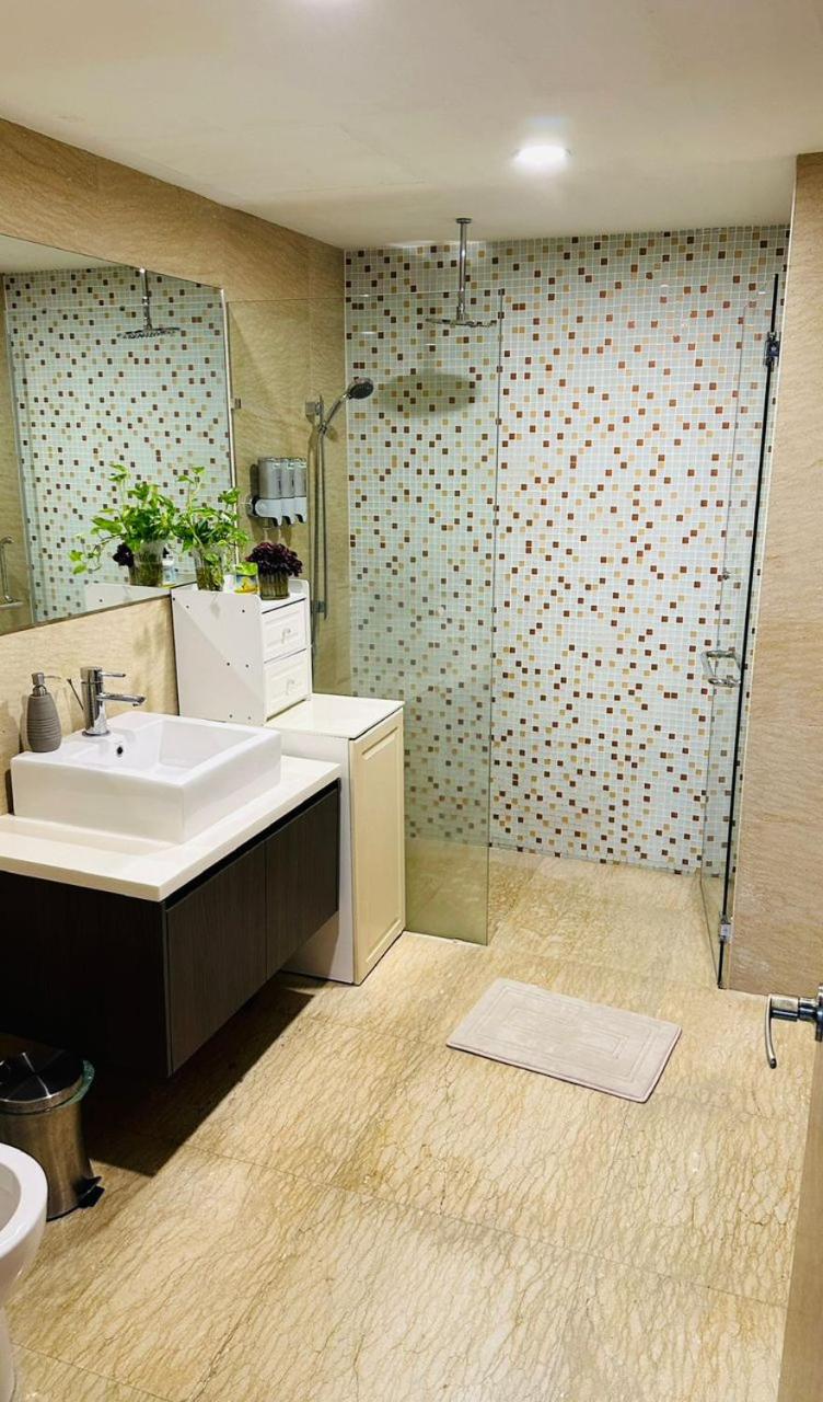 REGALIA RESIDENCE,SKY POOL home stay