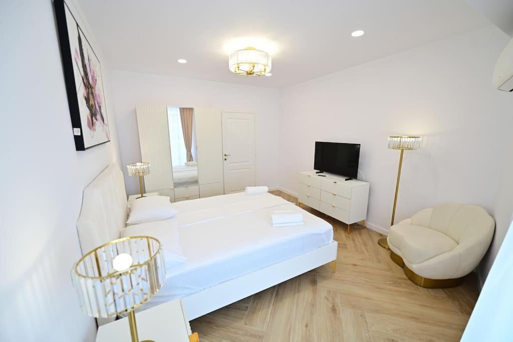 FLH - SIBIU - The Evolution LUXURY Apt - 2 Bedrooms, 1 Livingroom, 2BA with 3 ACs Units and Panoramic view - Sleeps 6 - Shopping City Mall