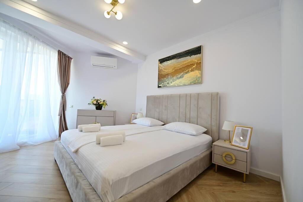 FLH - SIBIU - The Evolution LUXURY Apt - 2 Bedrooms, 1 Livingroom, 2BA with 3 ACs Units and Panoramic view - Sleeps 6 - Shopping City Mall