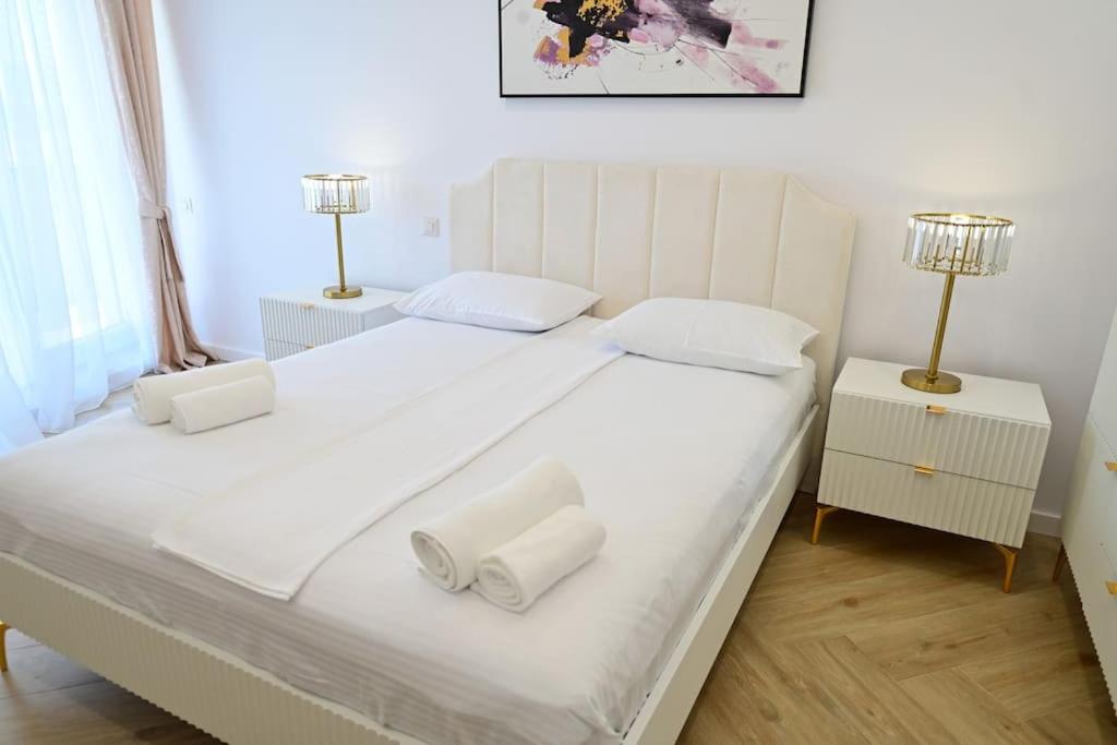 FLH - SIBIU - The Evolution LUXURY Apt - 2 Bedrooms, 1 Livingroom, 2BA with 3 ACs Units and Panoramic view - Sleeps 6 - Shopping City Mall