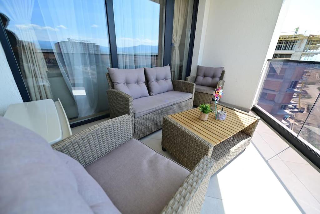 FLH - SIBIU - The Evolution LUXURY Apt - 2 Bedrooms, 1 Livingroom, 2BA with 3 ACs Units and Panoramic view - Sleeps 6 - Shopping City Mall