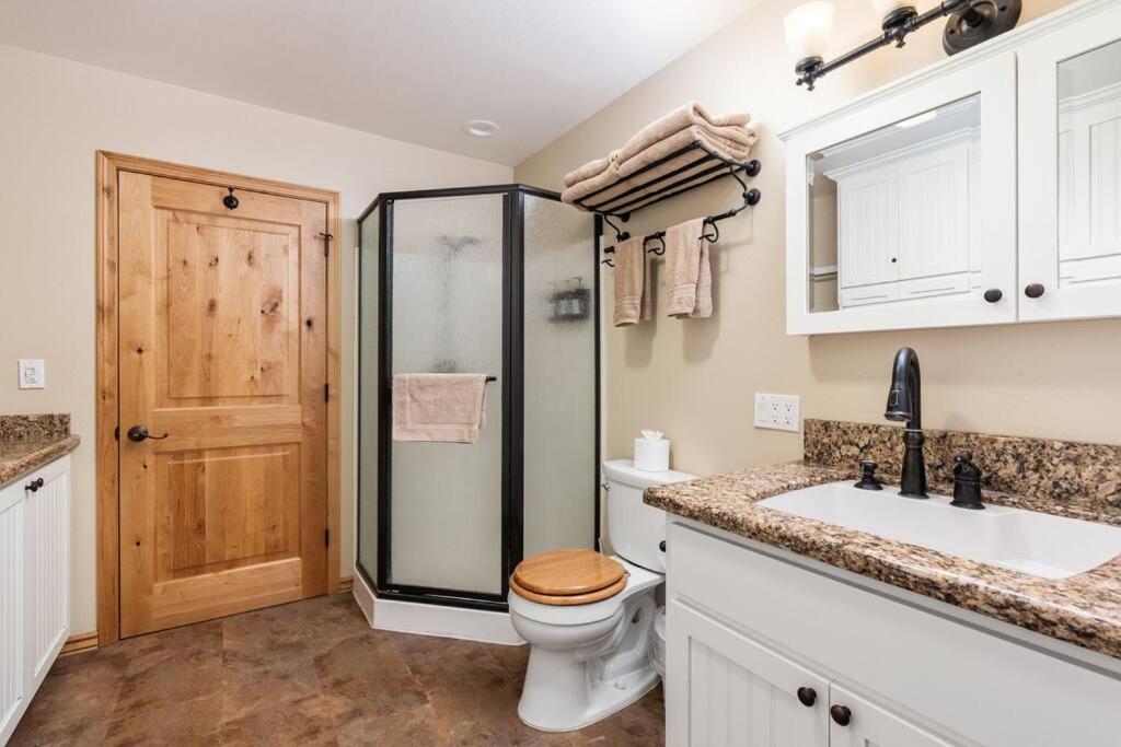 Manzanita Hill-35 miles to Yosemite, 10 miles to Mariposa with 8 person spa