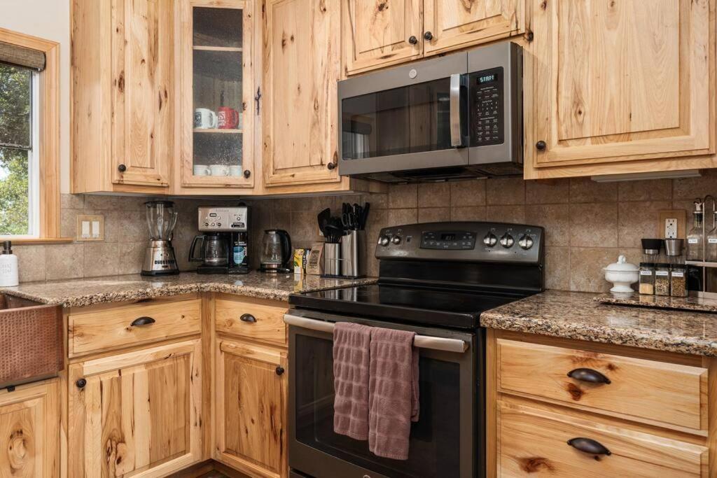 Manzanita Hill-35 miles to Yosemite, 10 miles to Mariposa with 8 person spa