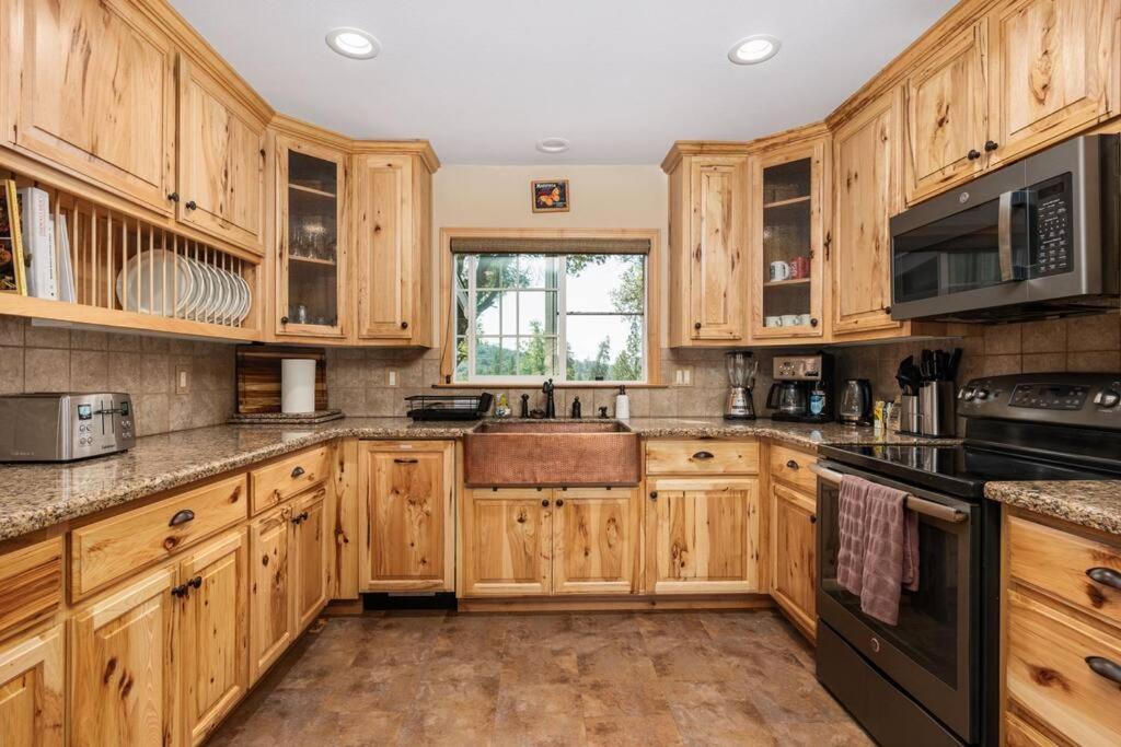 Manzanita Hill-35 miles to Yosemite, 10 miles to Mariposa with 8 person spa