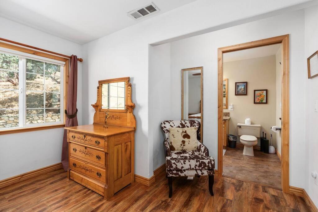 Manzanita Hill-35 miles to Yosemite, 10 miles to Mariposa with 8 person spa